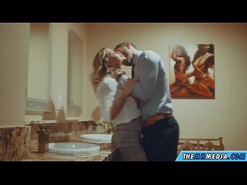 ❤️ جڏهن هڪ busty سنهري اوھان کي هڪ عوامي آرام روم ۾ seduces ️❤